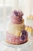 Svatební dorty ve stylu jemných krajek i zlatého luxusu