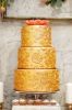 Svatební dorty ve stylu jemných krajek i zlatého luxusu
